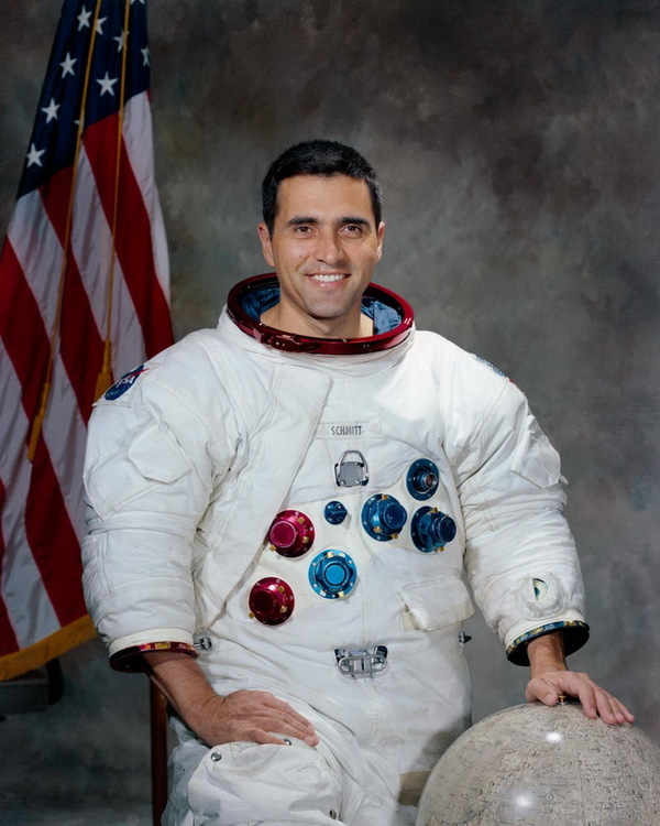 portrait-astronaut-harrison-h-schmidt-bd9615-1600.thumb.jpg.6cc69ed5e4df9ac919f25ea63099d2e9.jpg