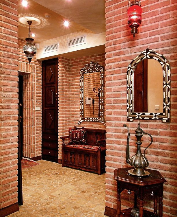 dekorativnye-kirpichiki-v-interere-koridora-62.jpg