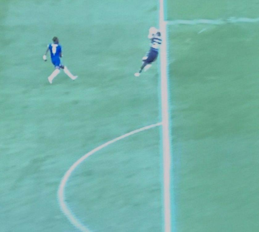 Игра рукой Мартинеса (вратаря Арсенала) за пределами штрафной.jpg